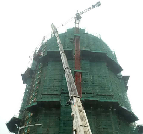 琼海吊车在工地上作业